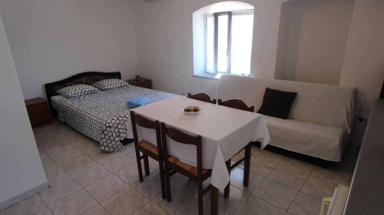 Apartments Eva Malinska Ngoại thất bức ảnh