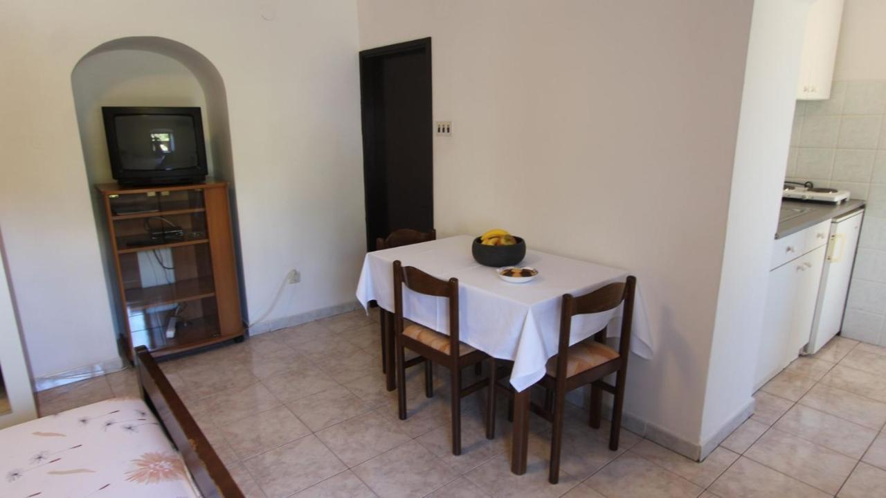 Apartments Eva Malinska Ngoại thất bức ảnh
