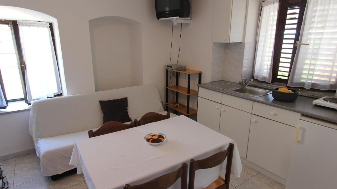 Apartments Eva Malinska Ngoại thất bức ảnh