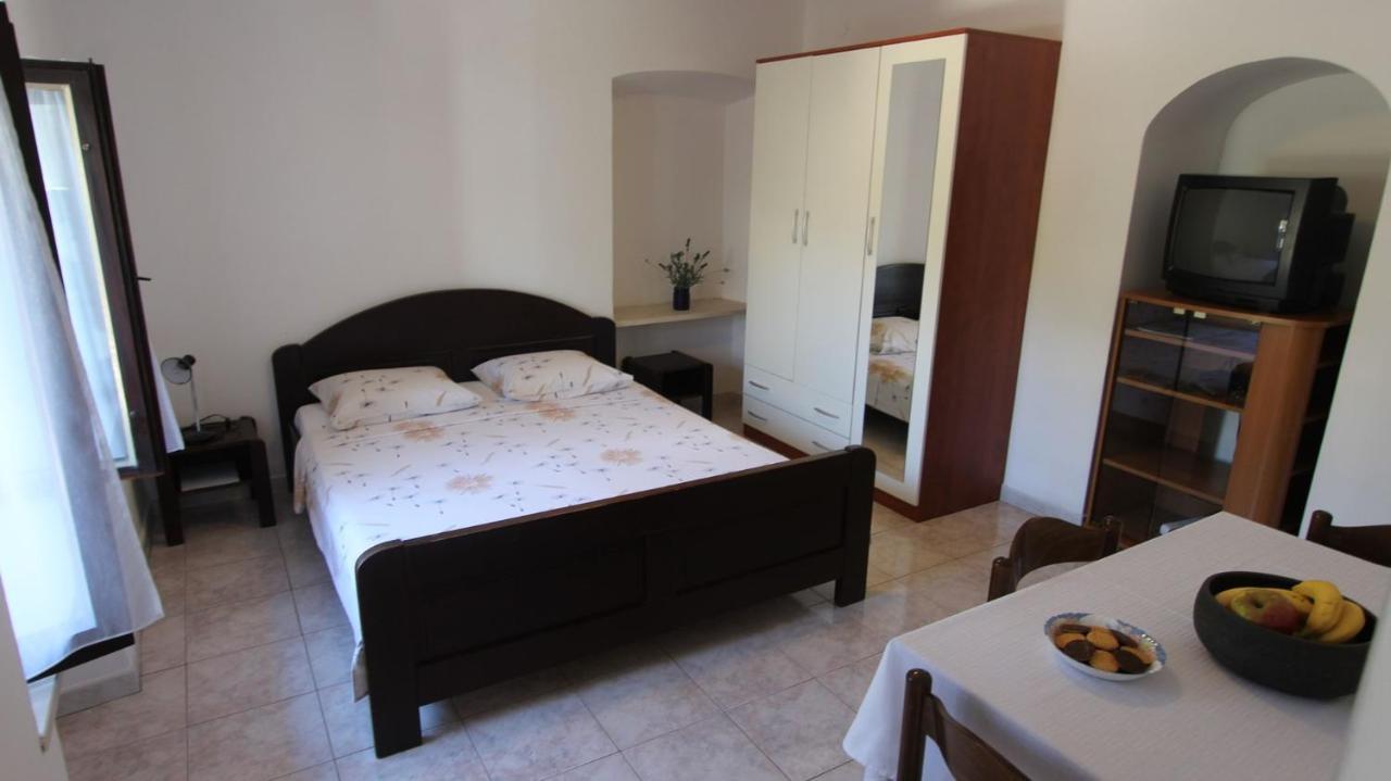 Apartments Eva Malinska Ngoại thất bức ảnh